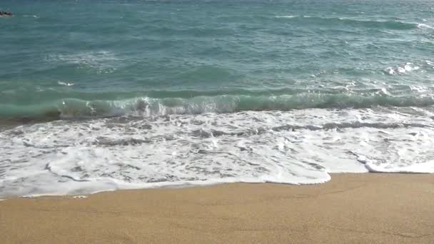 Onde del mare che si rompono sulla spiaggia — Video Stock