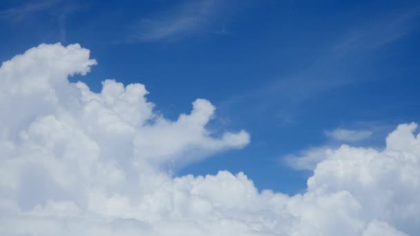 Schöne Wolken am blauen Himmel — Stockvideo