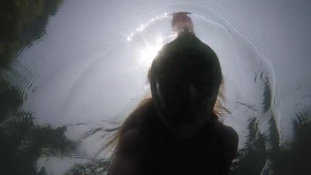 Perempuan di bikini scuba diving — Stok Video