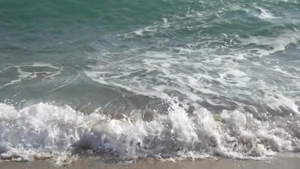 Κύματα της θάλασσας διαιρέσεις στην παραλία — Αρχείο Βίντεο