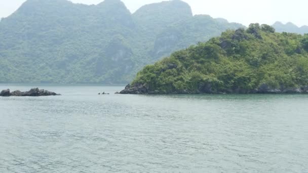 Paisaje tropical de la bahía de ha long — Vídeo de stock