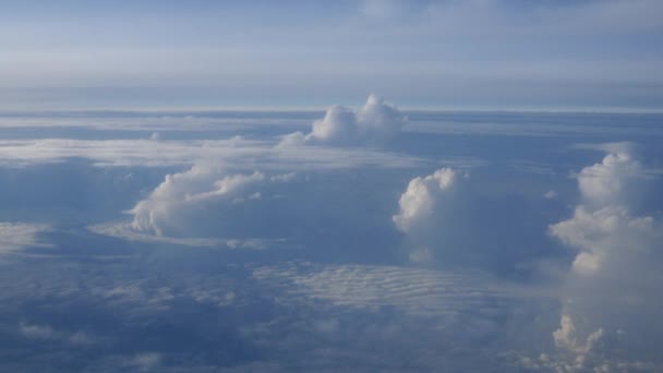 Hermosas nubes en el cielo azul — Vídeos de Stock