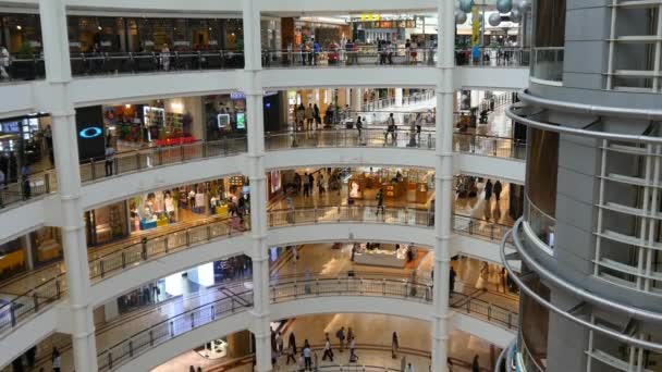 Centro comercial con multitud de gente — Vídeos de Stock