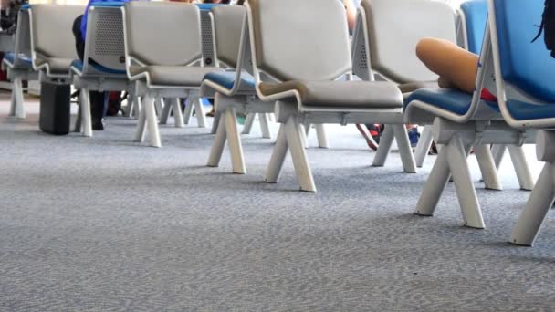 Personnes dans le couloir de l'aéroport — Video