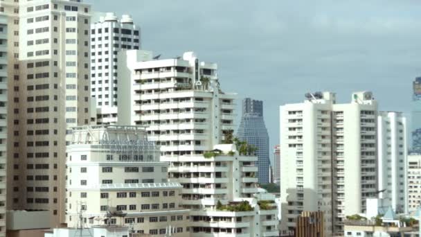 Stadens silhuett med skyskrapor i Bangkok — Stockvideo