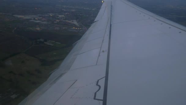 Wing of the plane on a background of landscape — Stockvideo