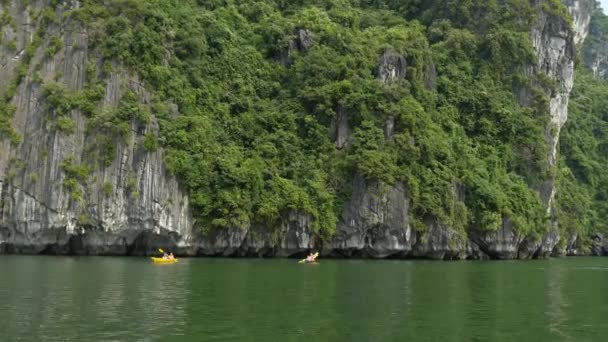 Άτομα καγιάκ στο ha long κόλπο — Αρχείο Βίντεο