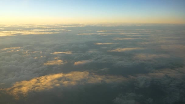 Wolken tijdens zonsopgang in de hemel — Stockvideo