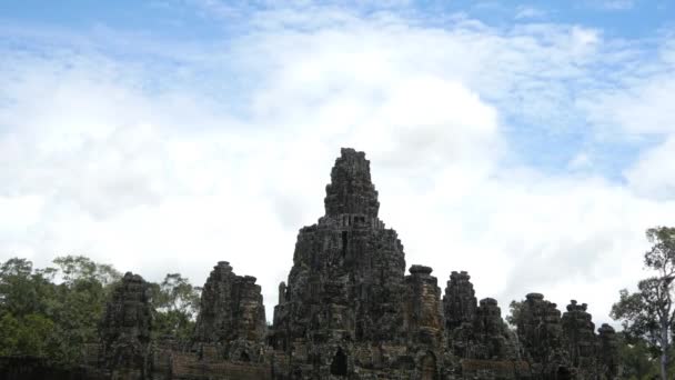 Облака движутся над храмом Ангкор Ват Байон — стоковое видео