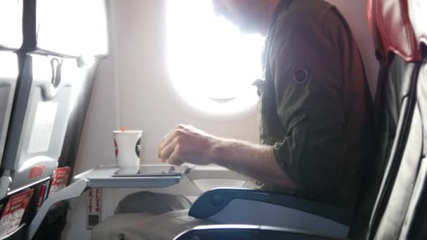 Man using tablet during flight — Stock Video