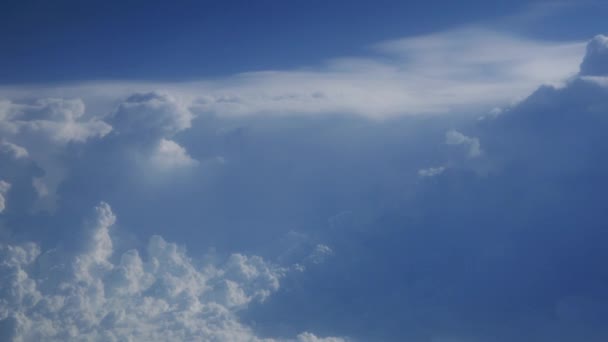 Облака на голубом небе — стоковое видео