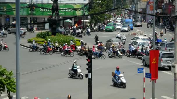 Tráfico caótico en la carretera de Ho Chi Minh — Vídeo de stock