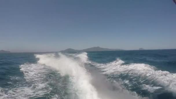 Barco flotando sobre las olas — Vídeo de stock