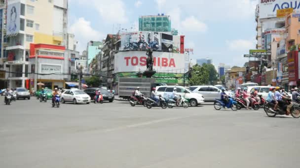Tráfico caótico en la carretera de Ho Chi Minh — Vídeo de stock