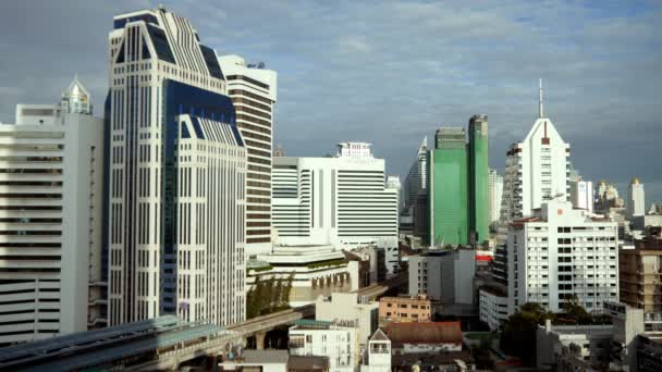 Stadens silhuett med skyskrapor i Bangkok — Stockvideo