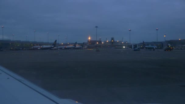 Wing of the plane on a background of airport — Stockvideo