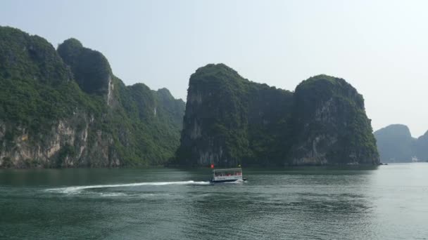 Paisaje tropical de la bahía de ha long — Vídeos de Stock