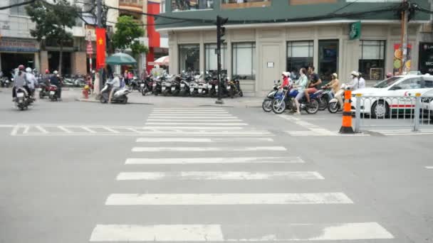 Chaotische verkeer onderweg van Ho Chi Minh — Stockvideo