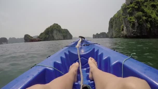 Kayak viajando en ha long bay — Vídeos de Stock