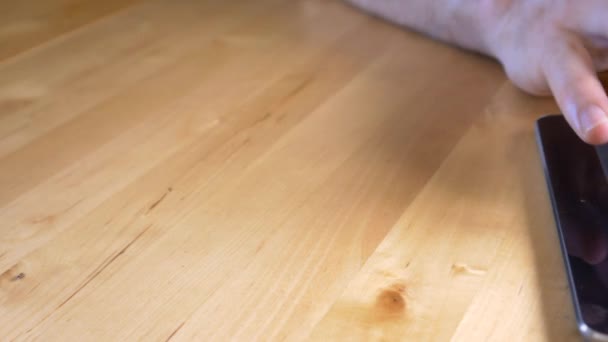 homme utilisant une tablette