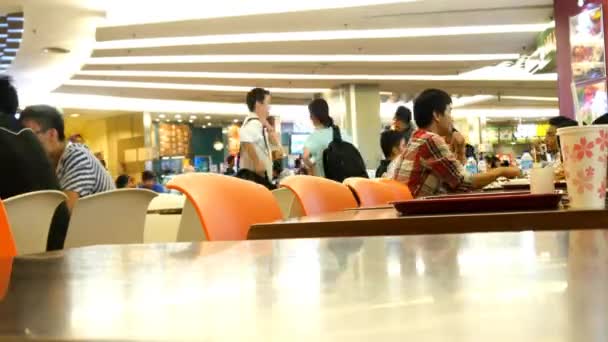 Shopping center com pessoas comendo alimentos — Vídeo de Stock