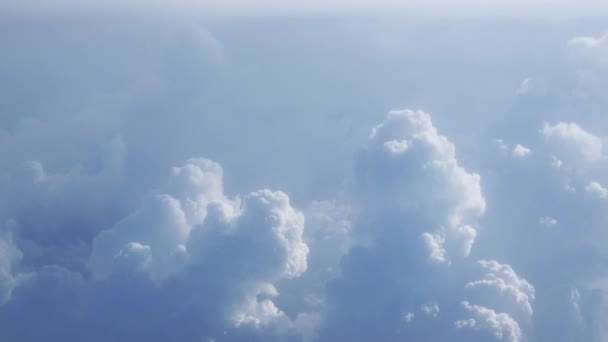 Прекрасні хмари на блакитному небі — стокове відео
