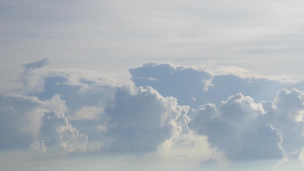 Όμορφη σύννεφα στον καταγάλανο ουρανό — Αρχείο Βίντεο