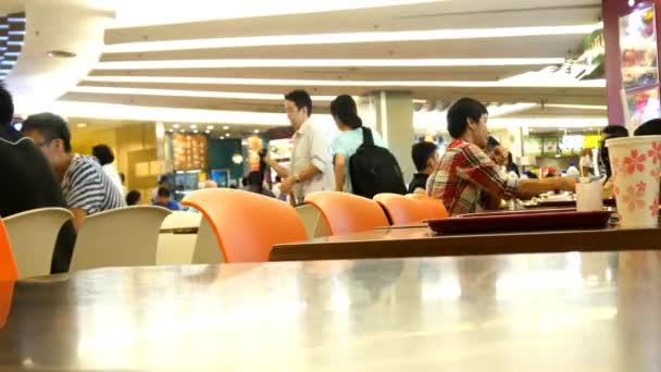 Centro comercial con gente comiendo comida — Vídeos de Stock