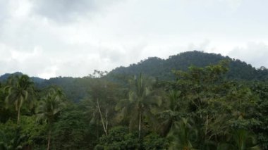 bulutlar Dağların üzerinden hareket