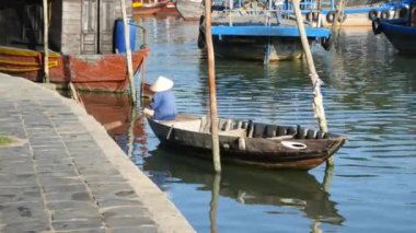 İnsanlar dalgalar üzerinde yüzen tekne