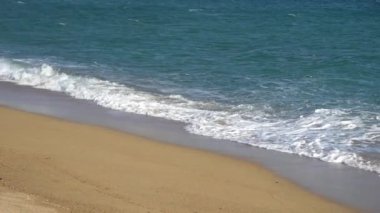 Kumsalda ayrılıyor dalgalar deniz