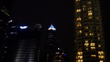 Dubai marinasının gece çekimi.