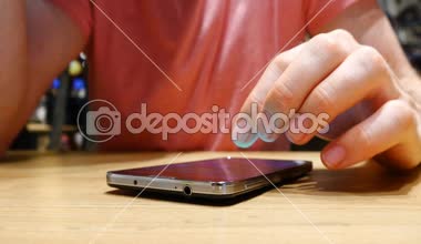 Modern Smartphone kullanan adam