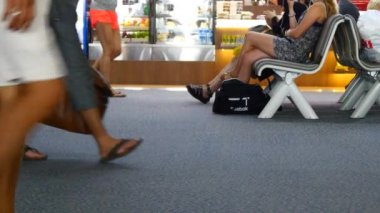 İnsanlar Havaalanı koridorda