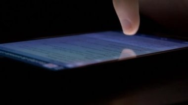 akıllı telefon üzerinde e-posta okuma kişi