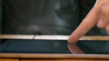 kadın el jestleri tablet yapıyor 