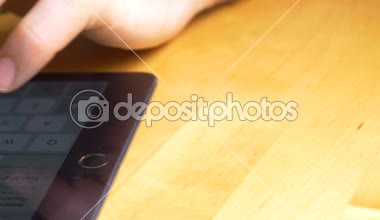 Tablet kullanan adam