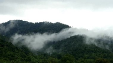 bulutlar Dağların üzerinden hareket