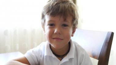 Şirin küçük çocuk.