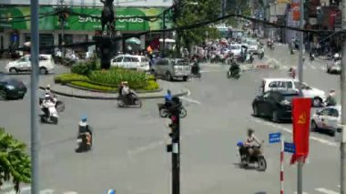 Ho Chi Minh yolu üzerinde kaotik trafik
