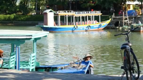 Gente en barco flotando en olas — Vídeo de stock