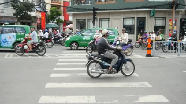 Chaotickým provozem na silnici Ho Chi Minh — Stock video