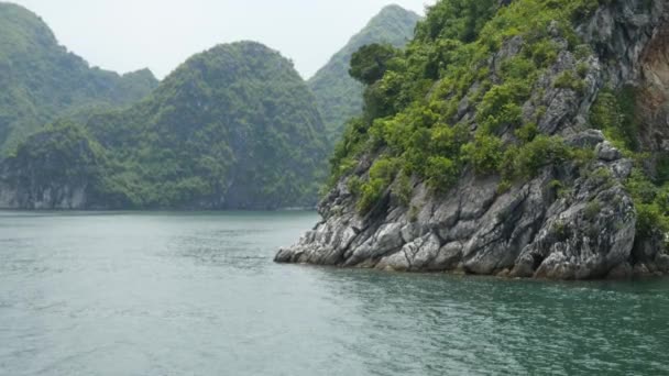 Tropické krajiny ostrova ha long bay — Stock video