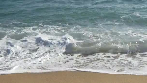 Dalgalar Sandy Beach üzerinde rulo — Stok video