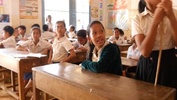 Καμποτζιανών παιδιών στο σχολείο — Αρχείο Βίντεο