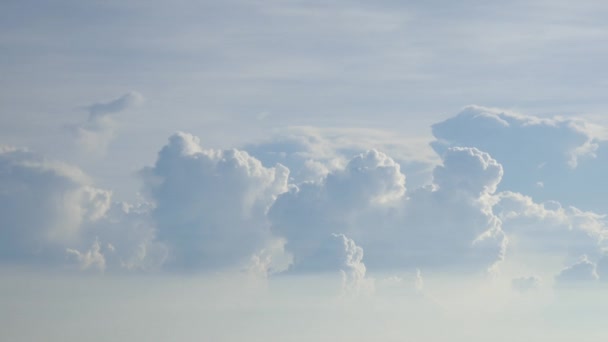 Όμορφη σύννεφα στον καταγάλανο ουρανό — Αρχείο Βίντεο