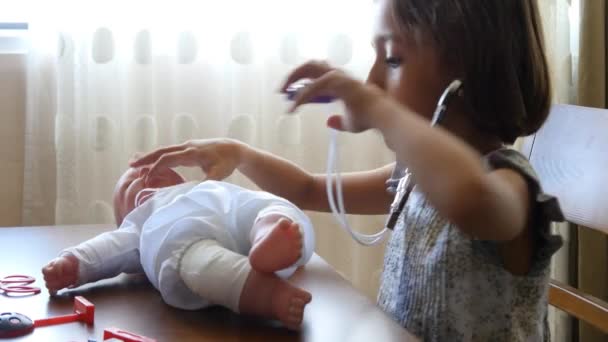 Kız oynamaya doktorlarla bebek — Stok video
