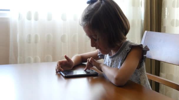 Κορίτσι που χρησιμοποιεί smartphone — Αρχείο Βίντεο