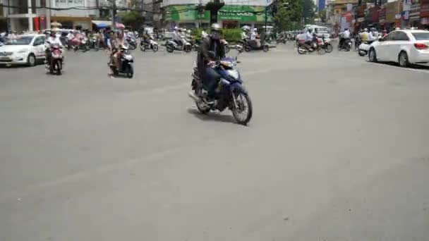 Tráfego caótico na estrada de Ho Chi Minh — Vídeo de Stock