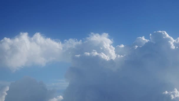 Mooie wolken op blauwe hemel — Stockvideo